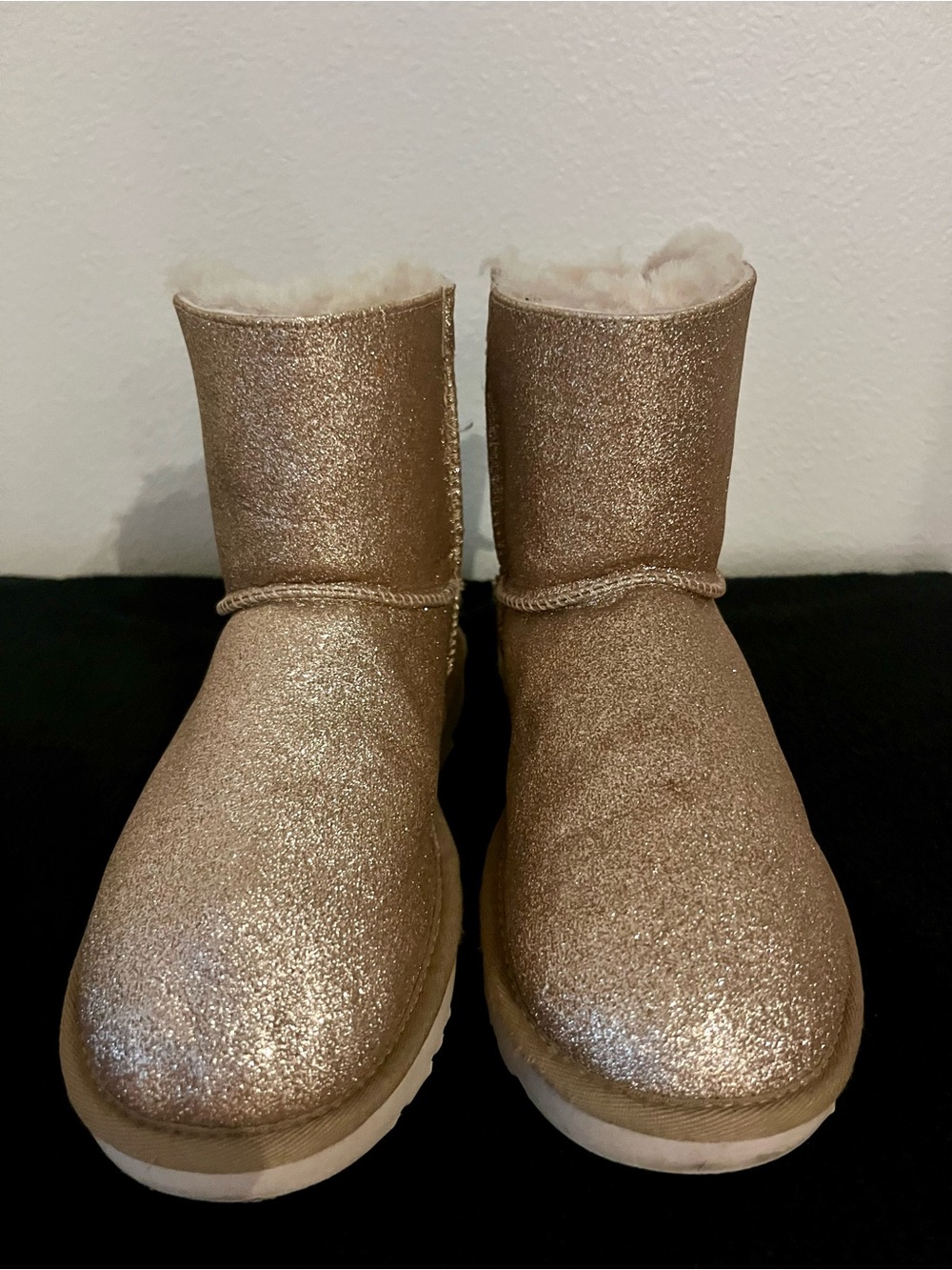 ✨ UGG Bailey Button Bling Shimmer Boots – Size 8 (Excellent)